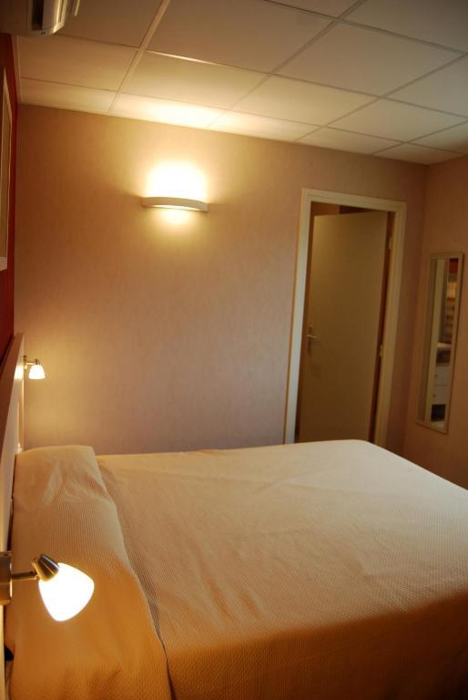 Hotel Le Logis De La Lys Aire-sur-la-Lys Zimmer foto