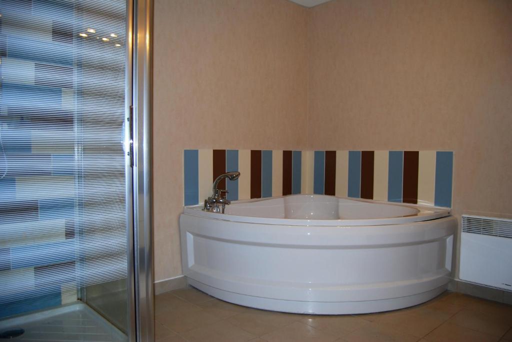 Hotel Le Logis De La Lys Aire-sur-la-Lys Zimmer foto